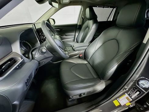 Used 2025 Toyota Highlander XLE image 12