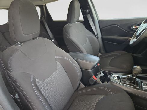 Used 2019 Jeep Cherokee Latitude w/ Popular Appearance Group FWD image 16