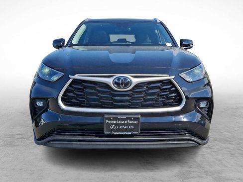 Used 2023 Toyota Highlander XLE AWD/4WD image 2