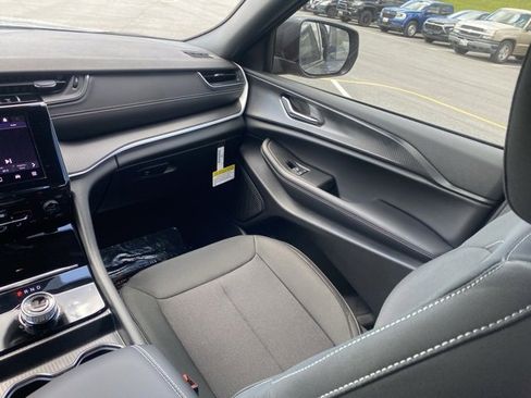 New 2025 Jeep Grand Cherokee L Laredo image 35