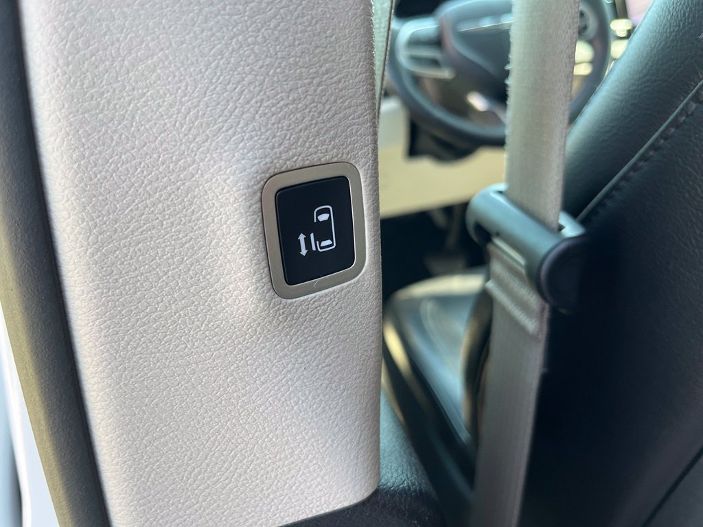 Used 2022 Chrysler Pacifica Touring-L w/ Uconnect Theater Family Group FWD image 28