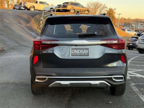 Used 2023 Kia Seltos EX image 3