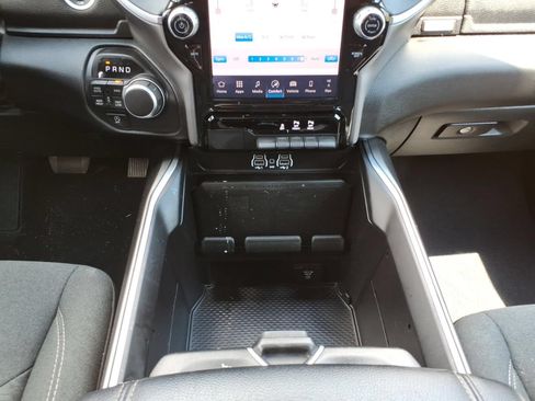 Used 2025 RAM 1500 4x4 Crew Cab image 22