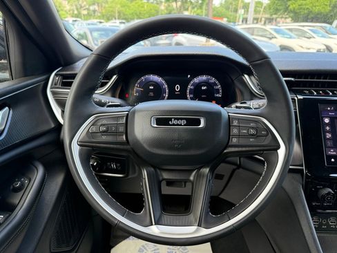 Used 2024 Jeep Grand Cherokee L Altitude AWD/4WD image 12