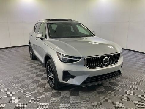 Certified 2025 Volvo XC40 B5 Core AWD/4WD image 3