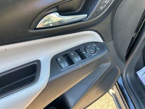 Used 2022 Chevrolet Equinox LS w/ LS Convenience Package image 13