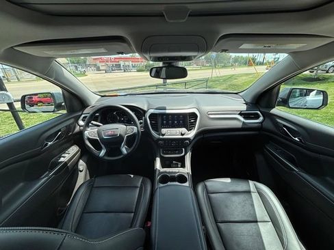 Used 2023 GMC Acadia SLT w/ Preferred Package FWD image 9