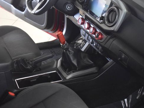 Used 2018 Toyota Tacoma TRD Sport w/ Technology Package image 51