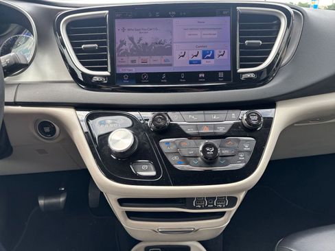 Used 2023 Chrysler Pacifica Touring-L FWD image 17