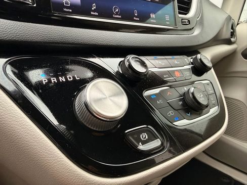 Used 2021 Chrysler Pacifica Touring-L FWD image 23