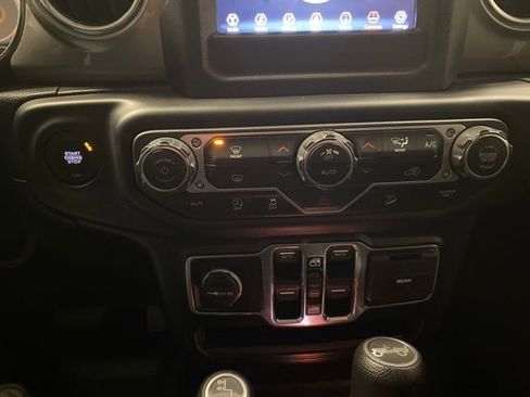 Used 2019 Jeep Wrangler Unlimited Sahara AWD/4WD image 12