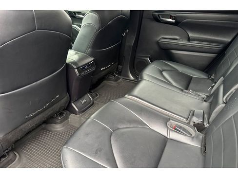 Certified 2023 Toyota Highlander XLE image 13