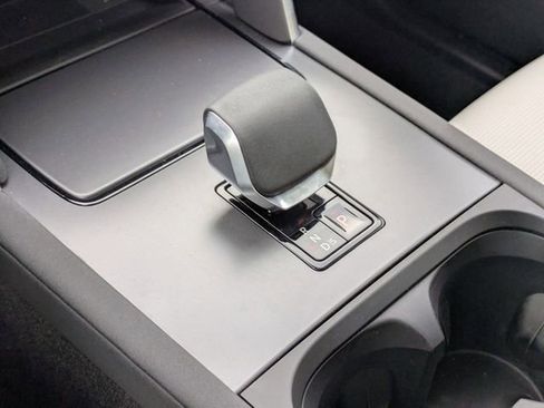 Used 2025 Land Rover Discovery Sport S image 9