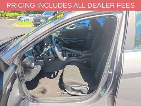 Used 2025 Hyundai Elantra SEL FWD image 6