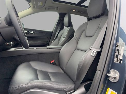 Used 2022 Volvo XC60 B5 Momentum image 11