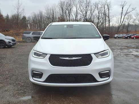 Used 2025 Chrysler Pacifica Select image 2