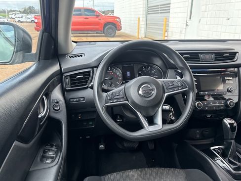Used 2017 Nissan Rogue S image 4