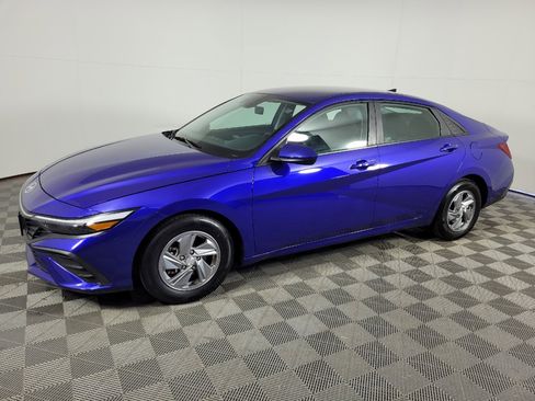 Used 2024 Hyundai Elantra SE FWD image 2