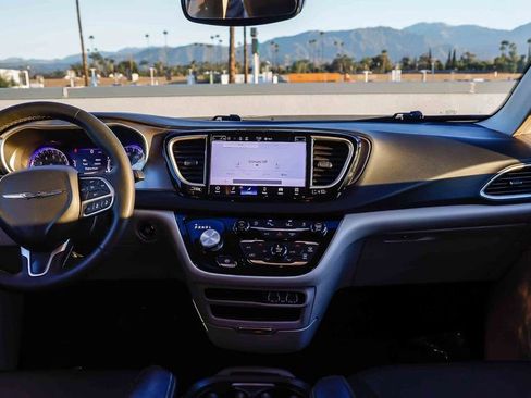 Certified 2024 Chrysler Pacifica Touring-L image 13