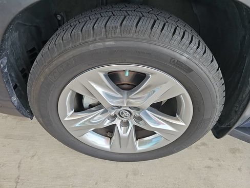 Used 2019 Toyota Highlander Limited FWD image 2