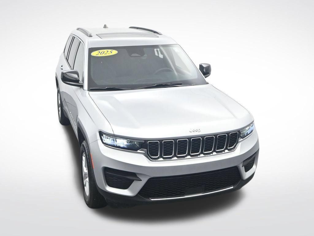 Used 2025 Jeep Grand Cherokee Laredo X AWD/4WD image 32