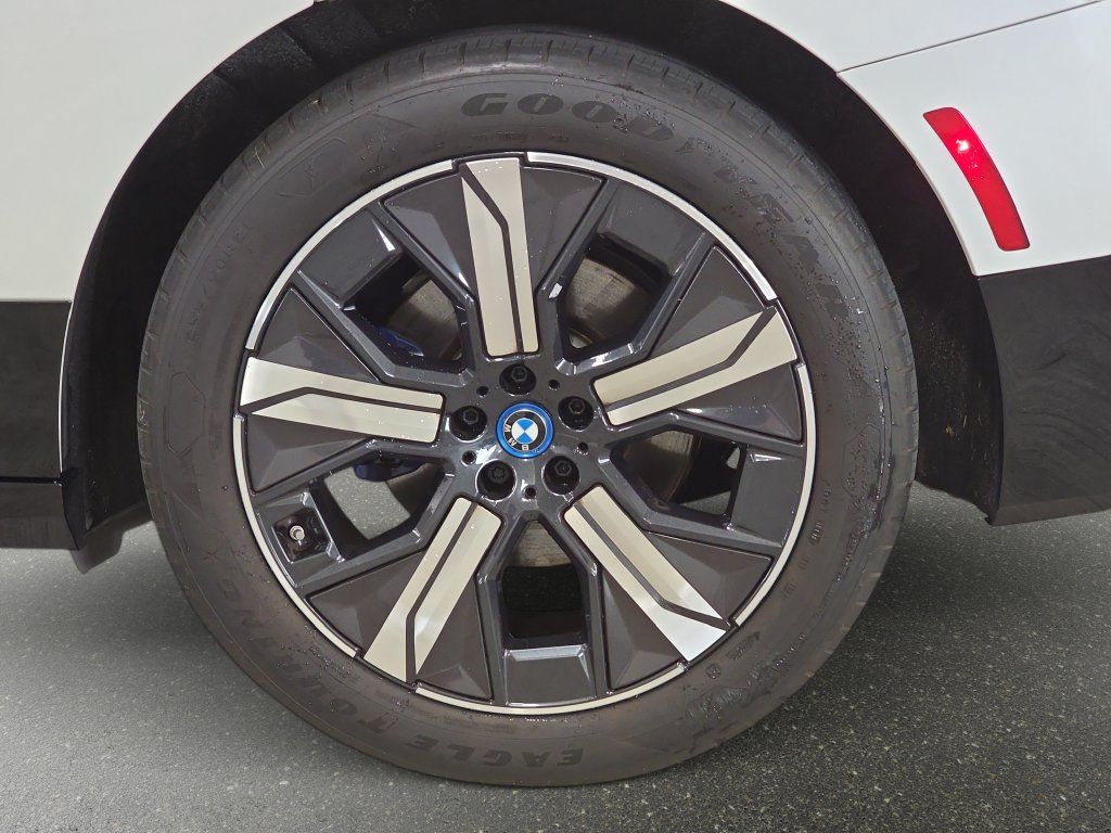 Certified 2024 BMW iX xDrive50 w/ Sport Package AWD/4WD image 32