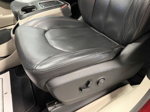 Used 2019 Chrysler Pacifica Touring-L Plus w/ Tire & Wheel Group image 20