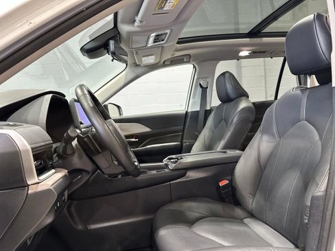 Certified 2025 Toyota Grand Highlander AWD image 13
