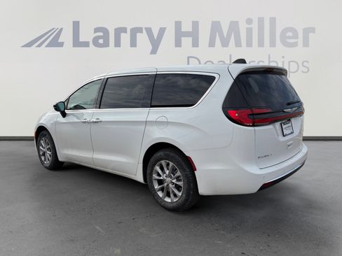 New 2026 Chrysler Pacifica Select image 4