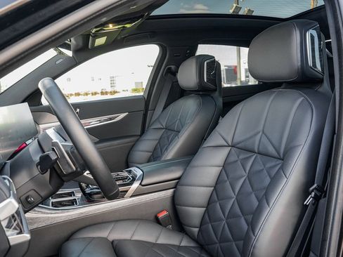 Used 2023 BMW 740i image 17