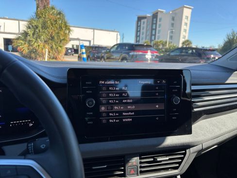 Used 2025 Volkswagen Jetta SE image 21