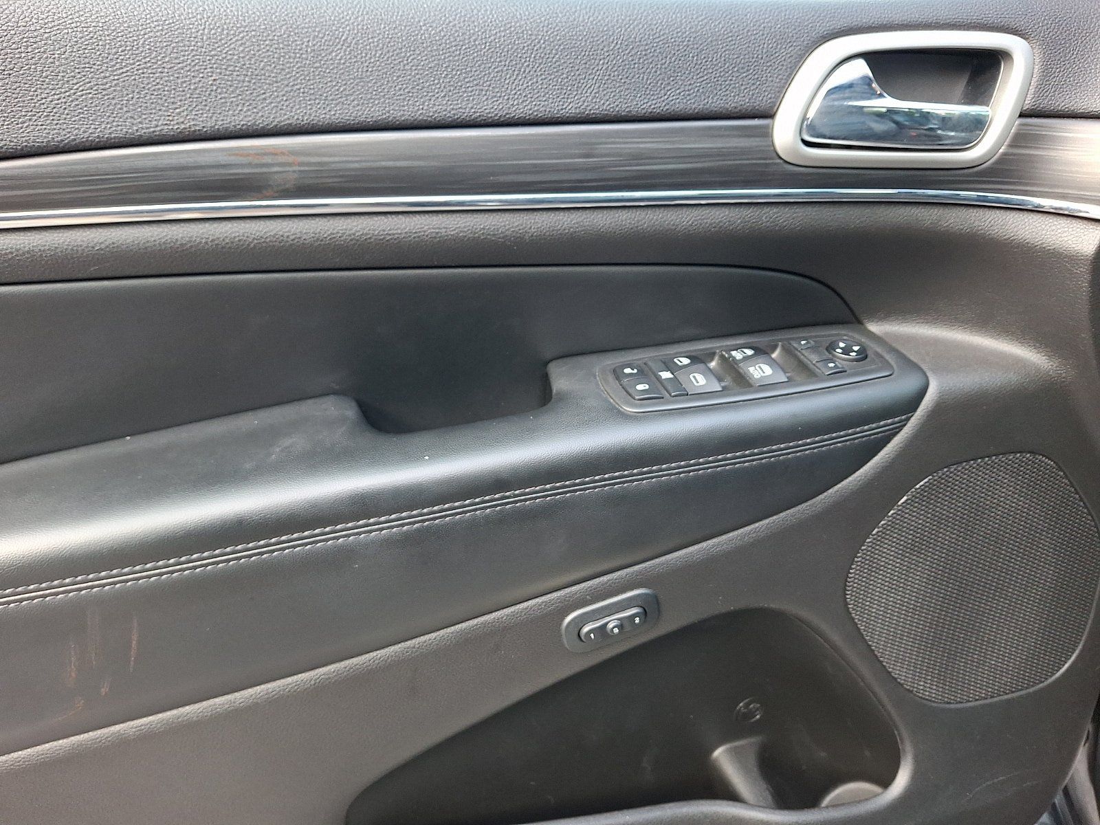Used 2019 Jeep Grand Cherokee Limited AWD/4WD image 13
