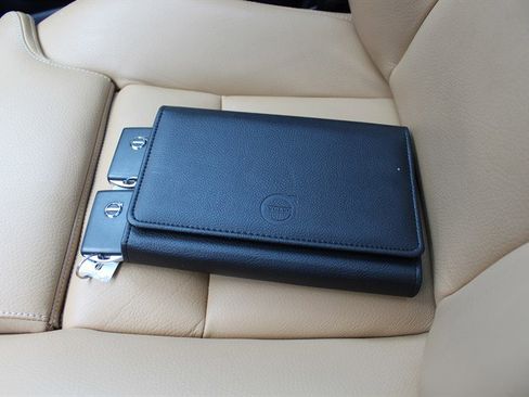 Used 2016 Volvo XC90 T8 Momentum w/ Vision Package image 16