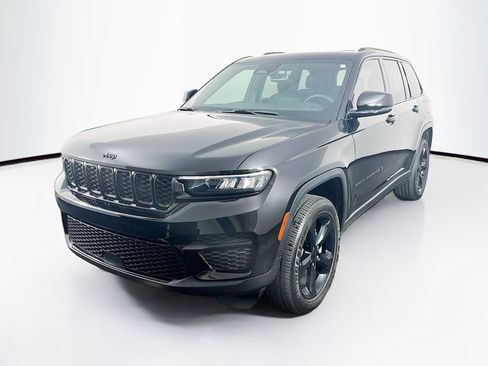 Used 2023 Jeep Grand Cherokee Altitude AWD/4WD image 3