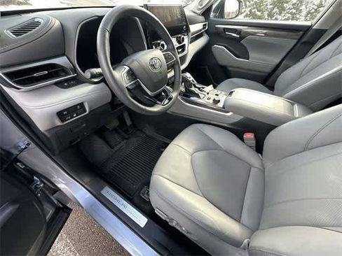 Used 2024 Toyota Highlander Limited image 16