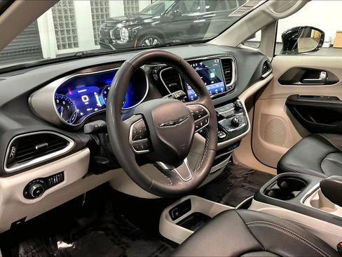 Used 2024 Chrysler Pacifica Touring-L image 17
