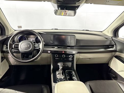 Used 2024 Kia Carnival LX image 12
