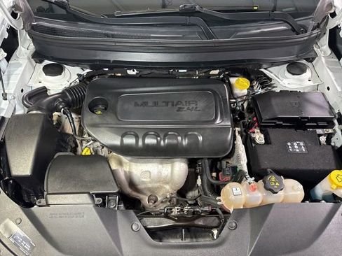 Used 2019 Jeep Cherokee Latitude w/ Popular Appearance Group AWD/4WD image 4