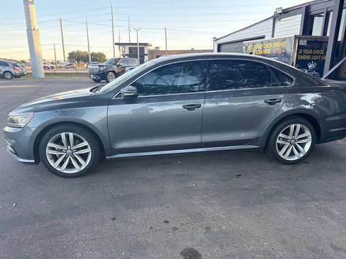 Used 2017 Volkswagen Passat 1.8T SE FWD image 4