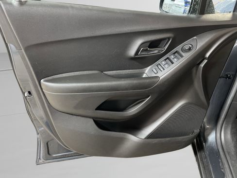 Used 2021 Chevrolet Trax LT w/ LT Convenience Package image 13