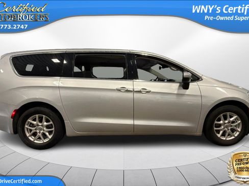 Used 2023 Chrysler Pacifica Touring-L FWD image 4