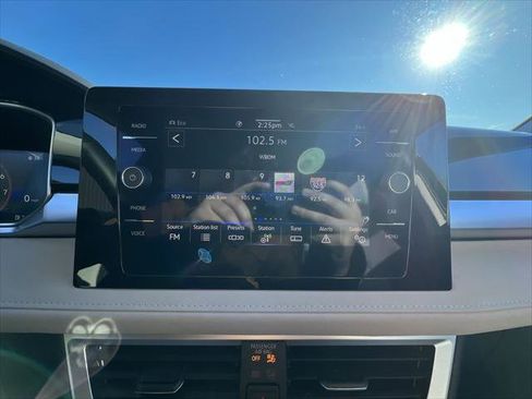 Used 2025 Volkswagen Taos SE AWD/4WD image 16