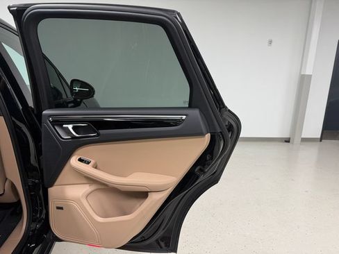 Certified 2026 Porsche Macan AWD/4WD image 38
