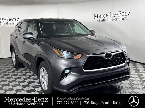Used 2023 Toyota Highlander LE FWD image 1