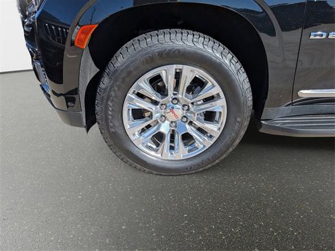Used 2024 GMC Yukon XL Denali w/ Advanced Technology Package image 5