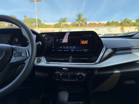 Used 2025 Chevrolet Trax LT image 18
