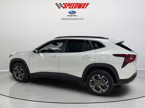 Used 2025 Chevrolet Trax LT w/ LT Convenience Package image 6