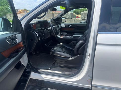 Used 2019 Lincoln Navigator Reserve AWD/4WD image 9