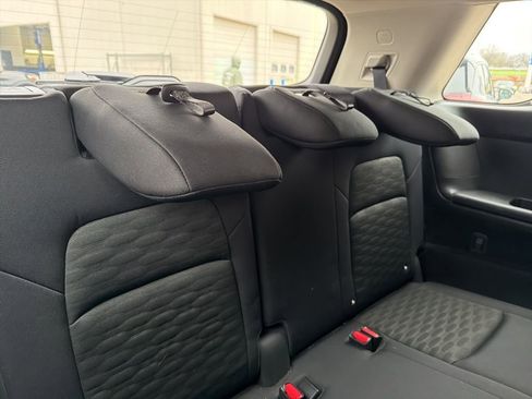 Used 2024 Nissan Pathfinder SV FWD image 14