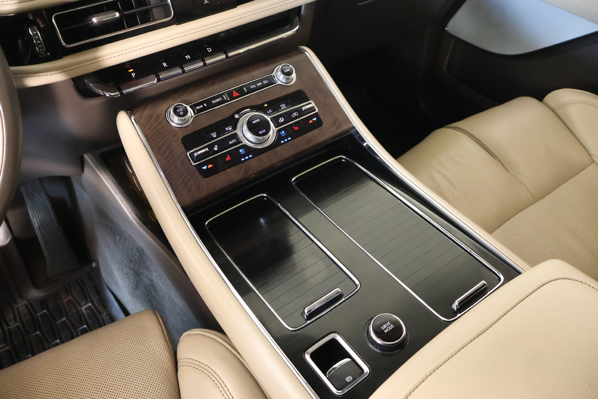 Certified 2024 Lincoln Aviator Reserve w/ Equipment Group 201A AWD/4WD image 9